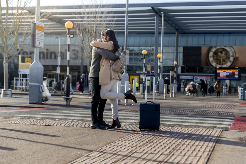 full-shot-couple-hugging-outdoors